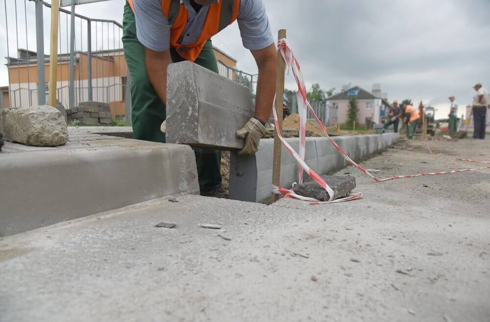 Osadenie cestných obrubníkov Bratislava Dobrá Stavba